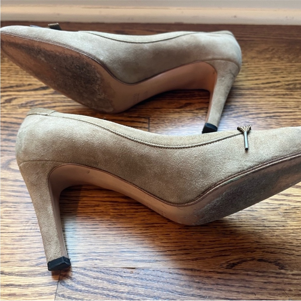 Gucci Tan Suede Heels with Bow Detail - Picture 2 of 4